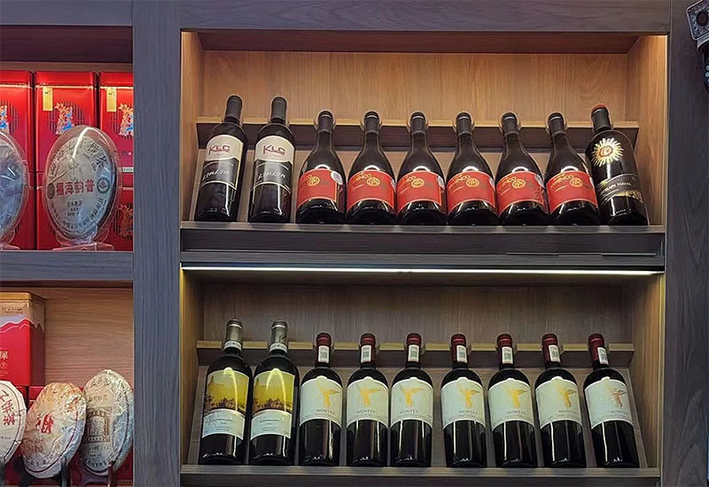 小旗店鋪里賣的酒.jpg 小旗店鋪里賣的酒.jpg