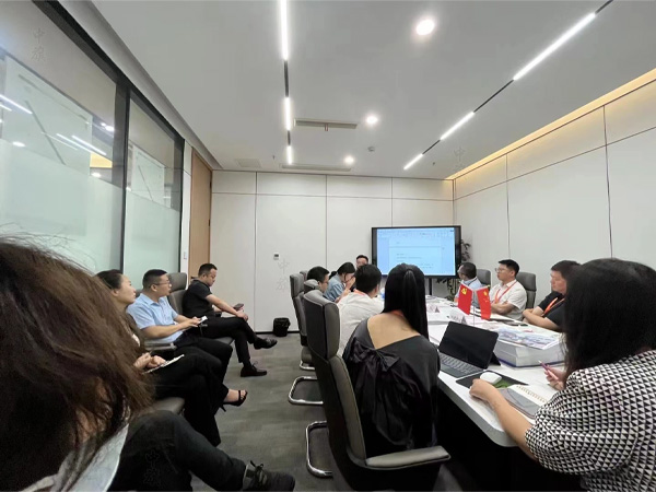 開會討論企業(yè)是否符合標準.jpg