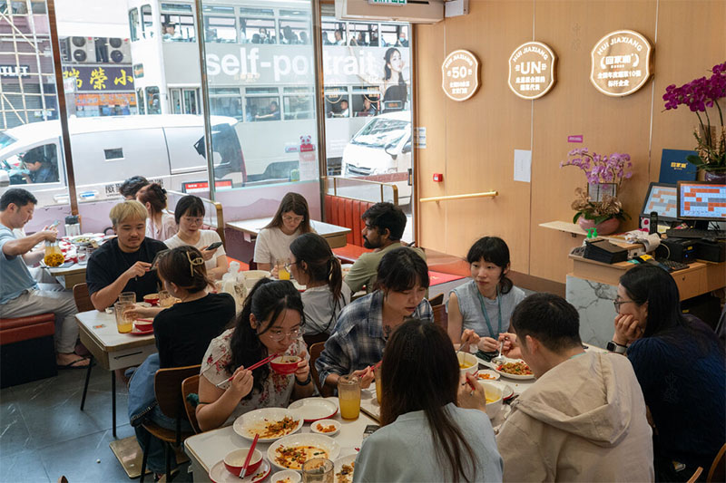 餐館內(nèi)人滿為患.jpg 餐館內(nèi)人滿為患.jpg