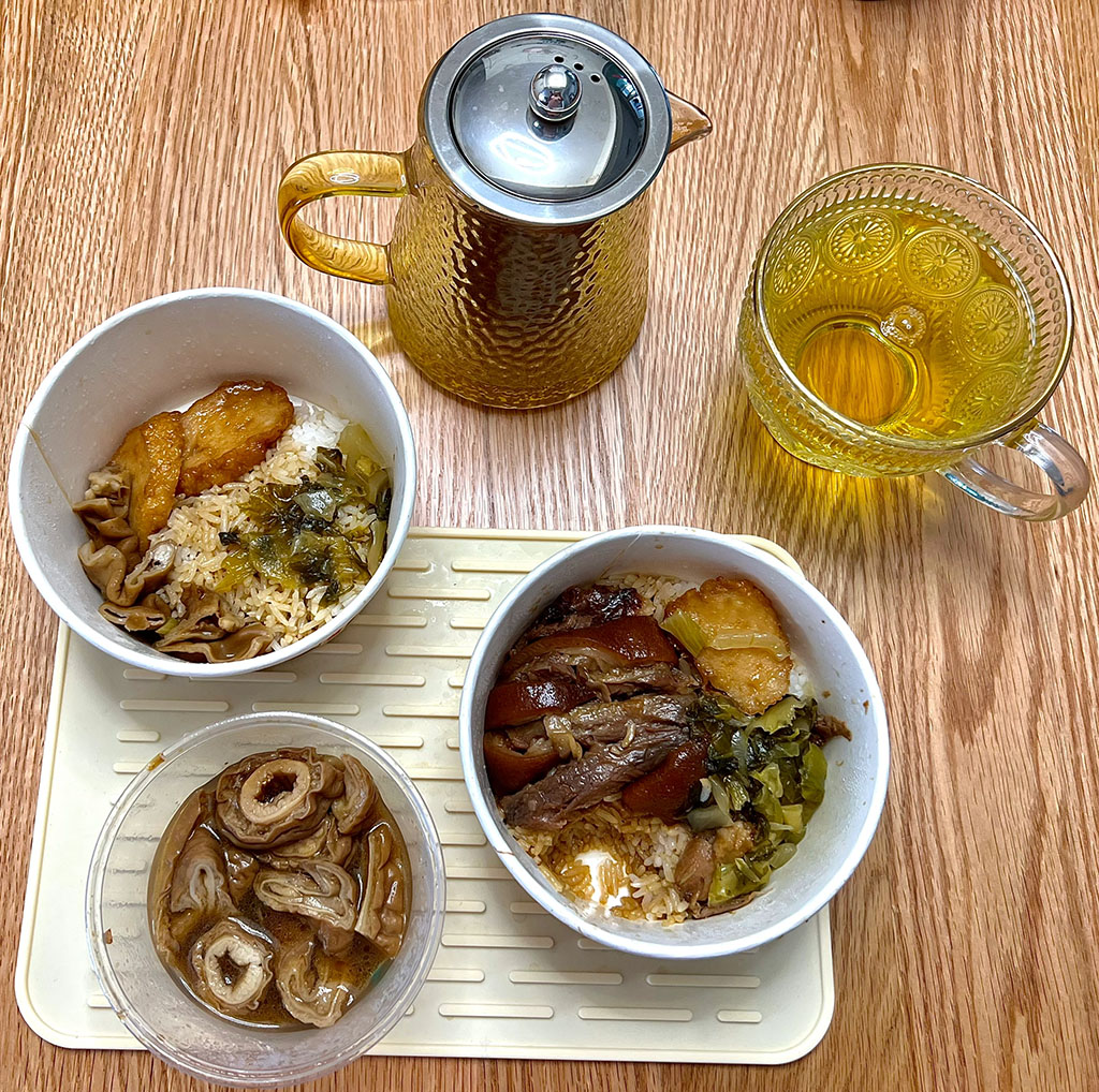 在美食城內(nèi)簡(jiǎn)簡(jiǎn)單單的一餐 在美食城內(nèi)簡(jiǎn)簡(jiǎn)單單的一餐