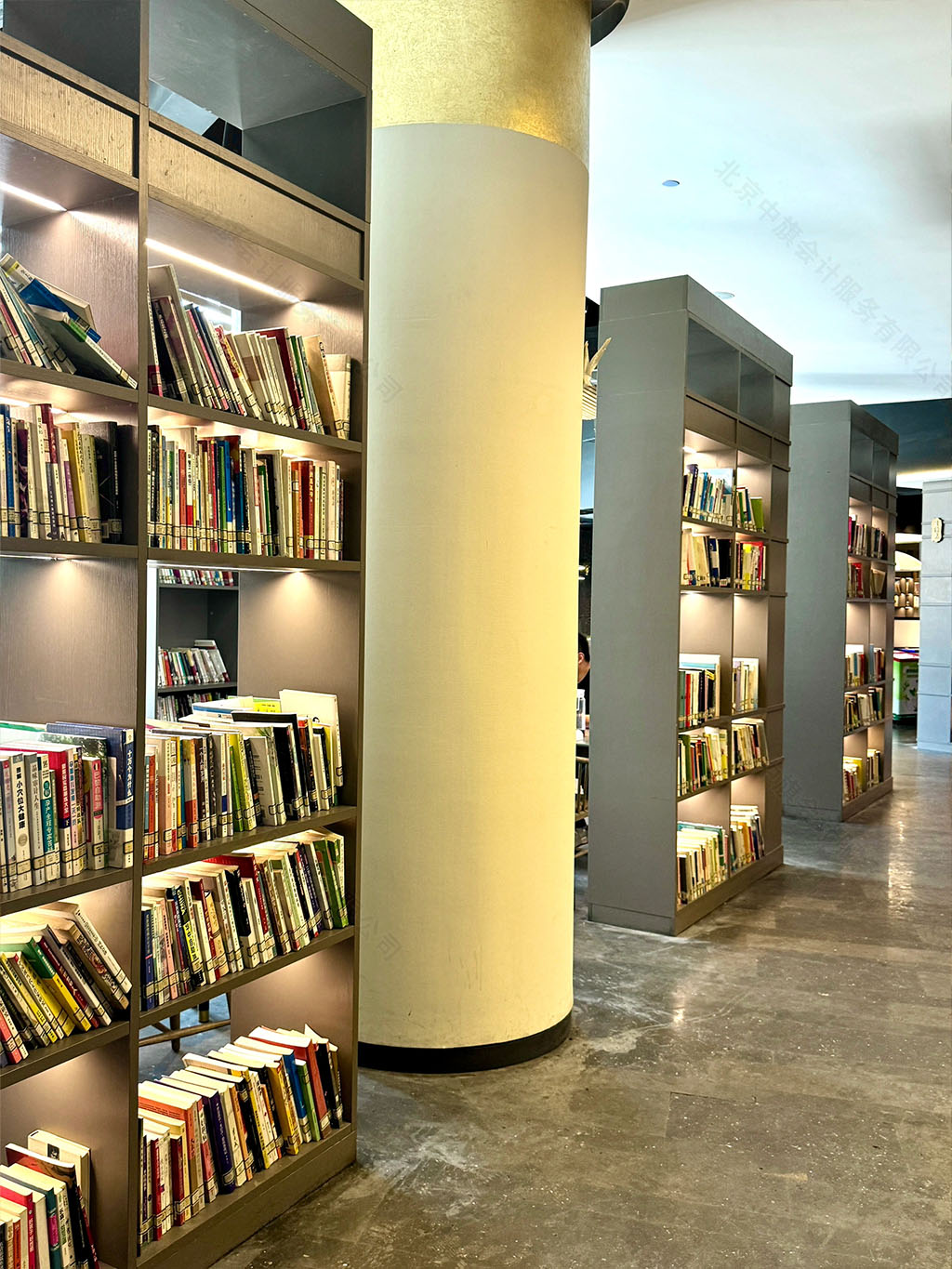 裝修豪華的書店主題餐廳.jpg 裝修豪華的書店主題餐廳.jpg