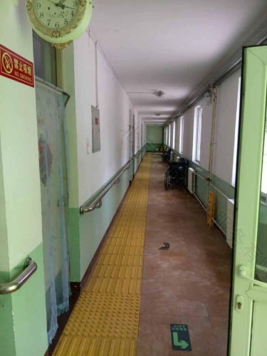 養(yǎng)老院走廊一角，地面鋪設(shè)盲道.jpg