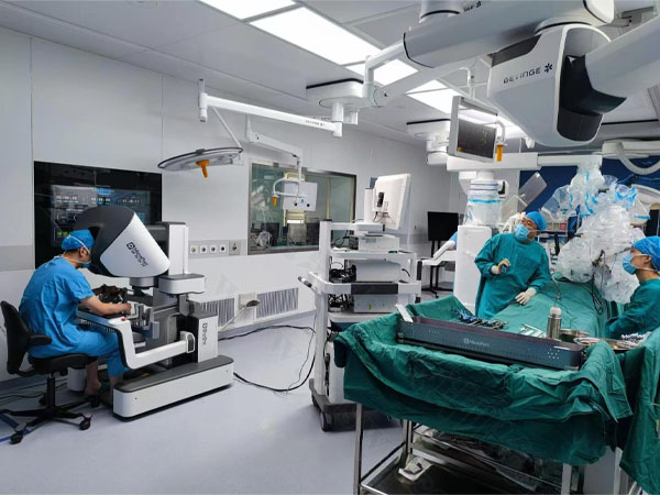 正在進行手術(shù).jpg 正在進行手術(shù).jpg