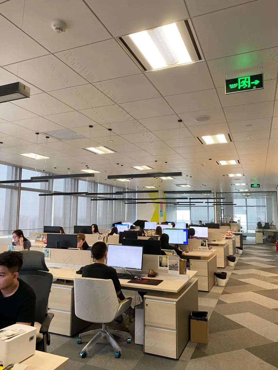 小旗現(xiàn)在的辦公室猜猜那個(gè)是我？.jpg