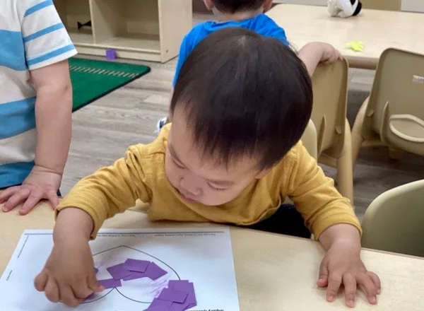 正在做游戲的小朋友.png 正在做游戲的小朋友.png