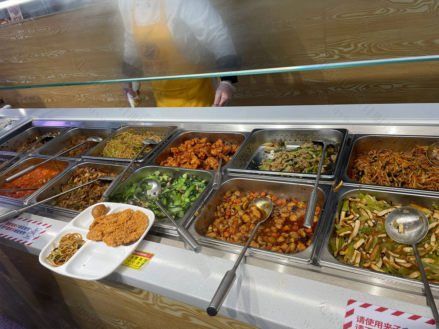 食堂里邊的美食.jpg 食堂里邊的美食.jpg