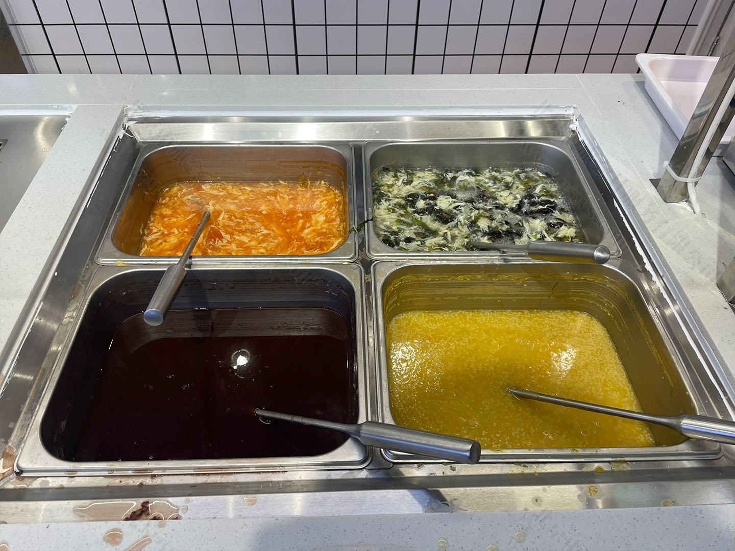 物美大食堂里面的湯類.jpg 物美大食堂里面的湯類.jpg