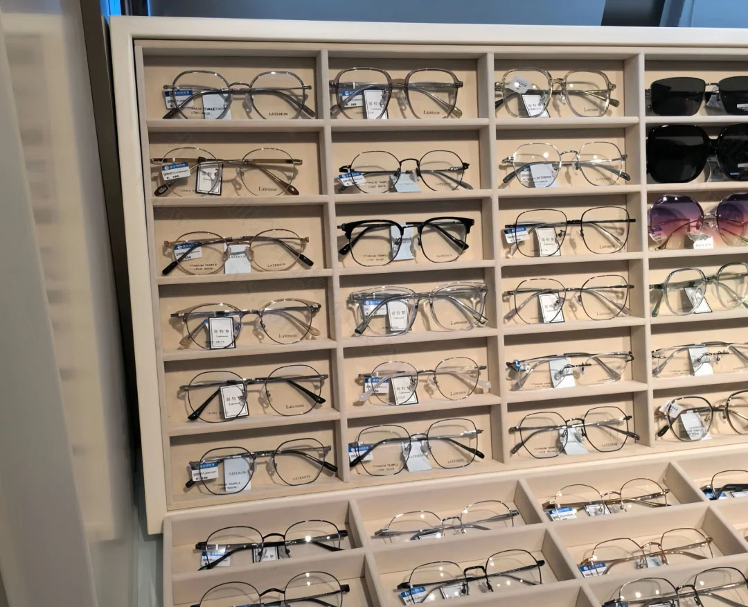 眼鏡店挑選鏡框.jpg 眼鏡店挑選鏡框.jpg