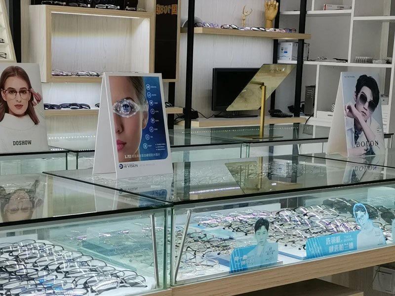 眼鏡行業(yè)現(xiàn)在還是非?；鸬牧?jpg