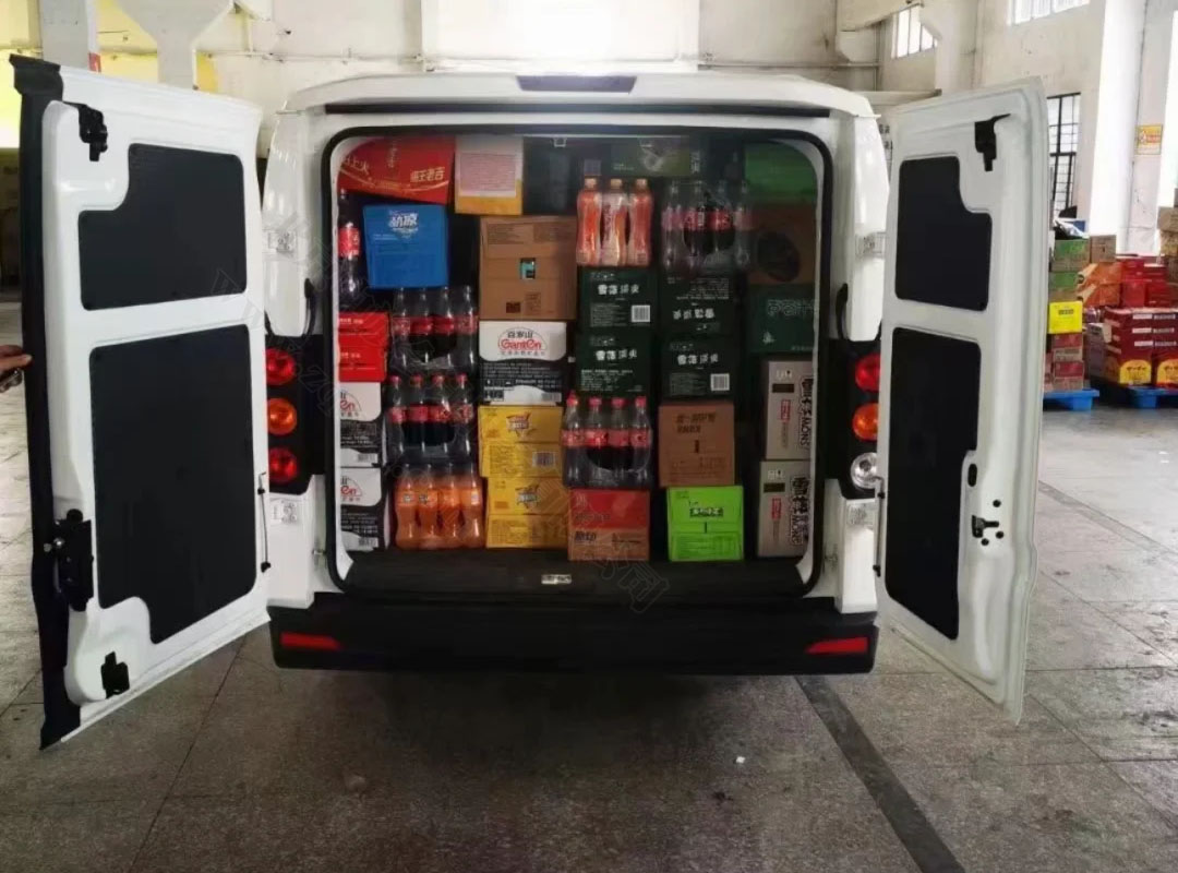 小貨車裝了一后備箱的酒水和飲料.jpg 小貨車裝了一后備箱的酒水和飲料.jpg
