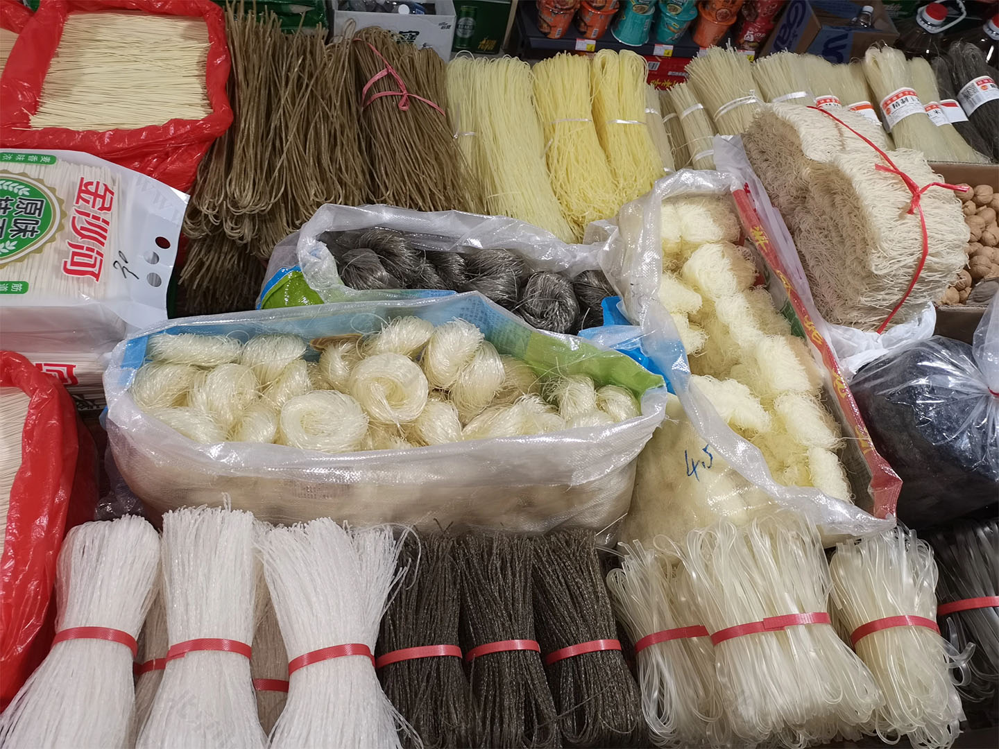 食雜店內(nèi)也可以買一些粉條之類的.jpg 食雜店內(nèi)也可以買一些粉條之類的.jpg