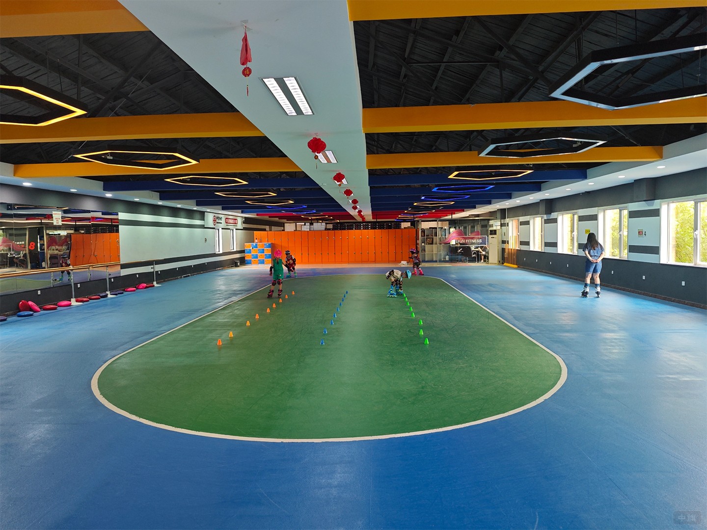 正在滑輪滑的同學(xué)們