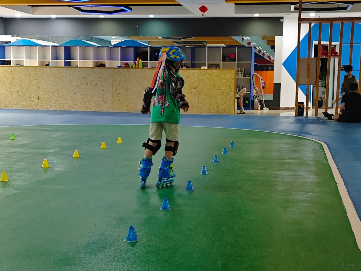 正在練習(xí)繞柱的孩子