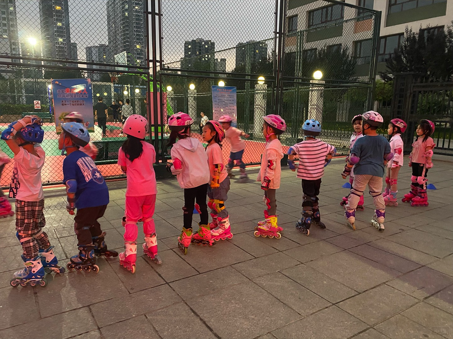 孩子們準(zhǔn)備進(jìn)入場館