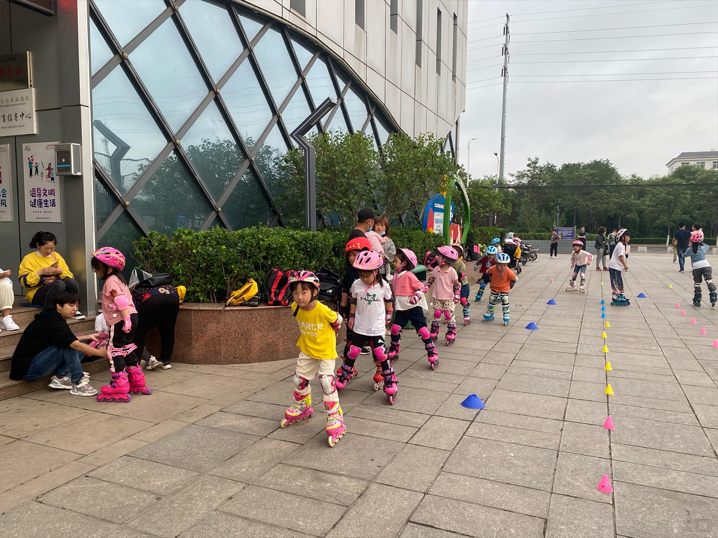 孩子們排隊等待繞柱