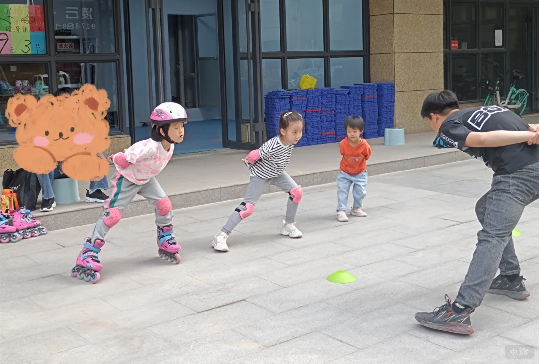 正在學(xué)習(xí)基礎(chǔ)動作的孩子們