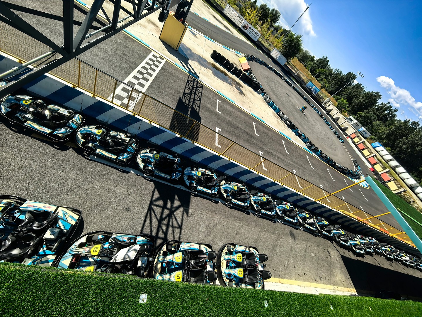 一排排的卡丁車