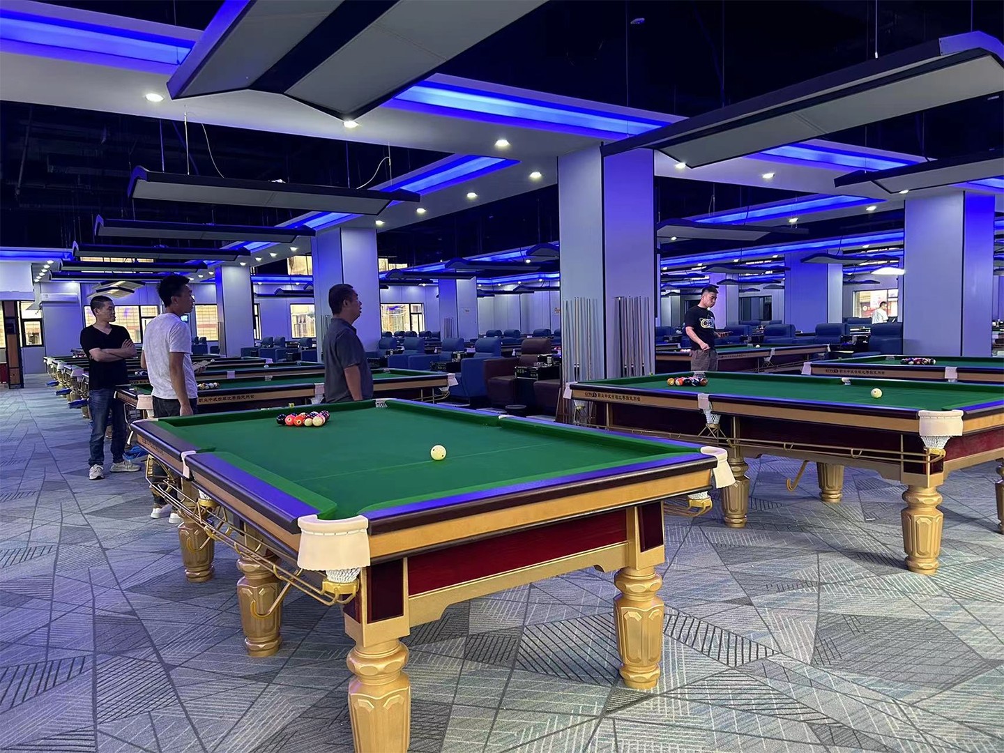 正在打臺(tái)球 正在打臺(tái)球